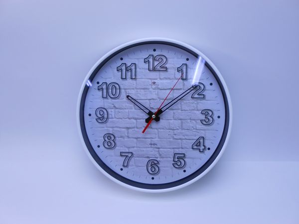 Фото: Часы настенные круг 2940-110 29см корпус белый,Кирпичи Рубин
