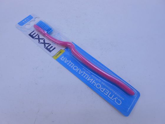 Фото: Зубная щетка Exxe Classic Суперочищающая средняя